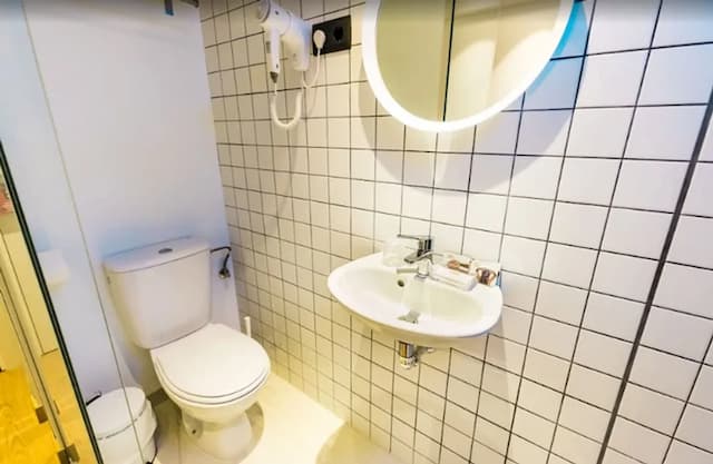 ファー ホーム ベルナベウ-スタンダード ダブルルーム ダブルベッド 1 台 専用バスルーム-8