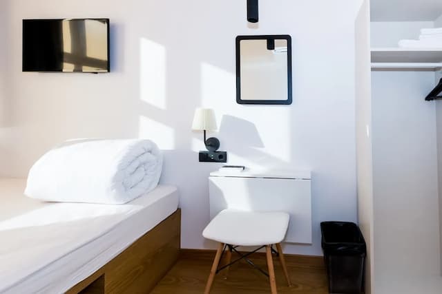 ファー ホーム ベルナベウ-ダブルルーム 共用バスルーム-7