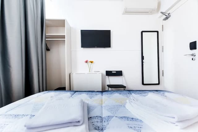 ファー ホーム ベルナベウ-ダブルルーム 共用バスルーム-8