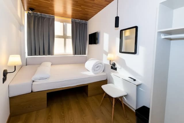 ファー ホーム ベルナベウ-ダブルルーム 共用バスルーム-10