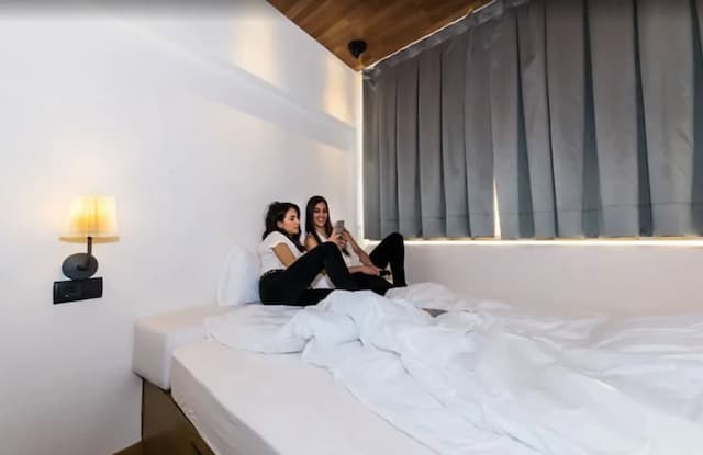 ファー ホーム ベルナベウ-ダブルルーム 共用バスルーム-14