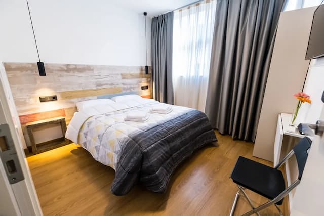 ファー ホーム ベルナベウ-ダブルルーム 共用バスルーム-9