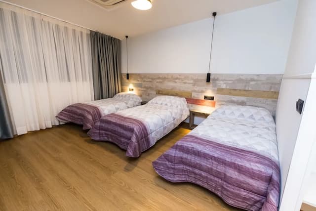 ファー ホーム ベルナベウ-トリプルルーム 専用バスルーム-2