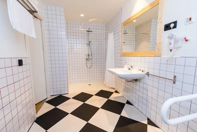 ファー ホーム ベルナベウ-トリプルルーム 専用バスルーム-8