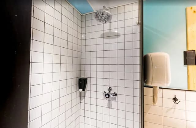 ファー ホーム ベルナベウ-トリプルルーム 共用バスルーム-7