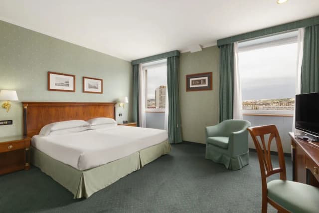 라마다 바이 윈덤 네이플스-슈피리어 더블룸-2