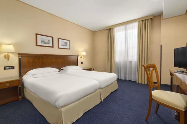 라마다 바이 윈덤 네이플스-슈피리어 더블룸-1