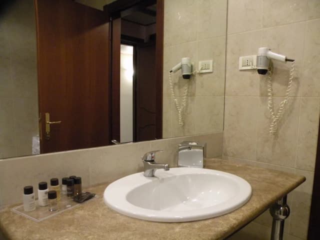 라마다 바이 윈덤 네이플스-스탠다드 더블룸-4