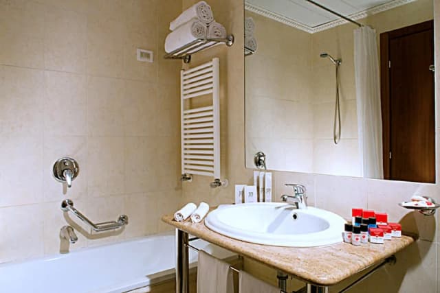 라마다 바이 윈덤 네이플스-스탠다드 더블룸 또는 트윈룸-4