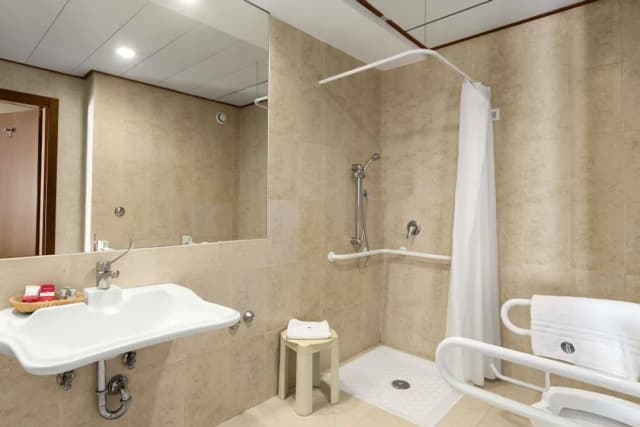 라마다 바이 윈덤 네이플스-스탠다드 더블룸 또는 트윈룸-7