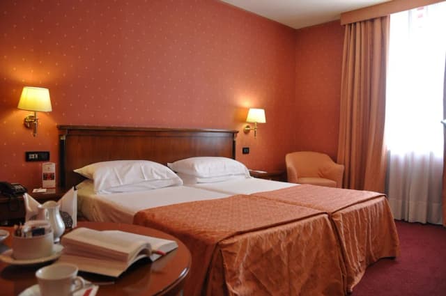 라마다 바이 윈덤 네이플스-스탠다드 더블룸 또는 트윈룸-3