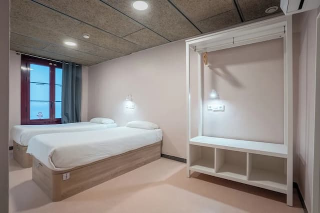 Ideal Youth Hostel-Twin Room, Private Bathroom-3