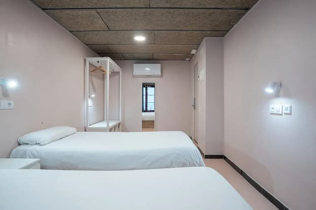Ideal Youth Hostel-Twin Room, Private Bathroom-1