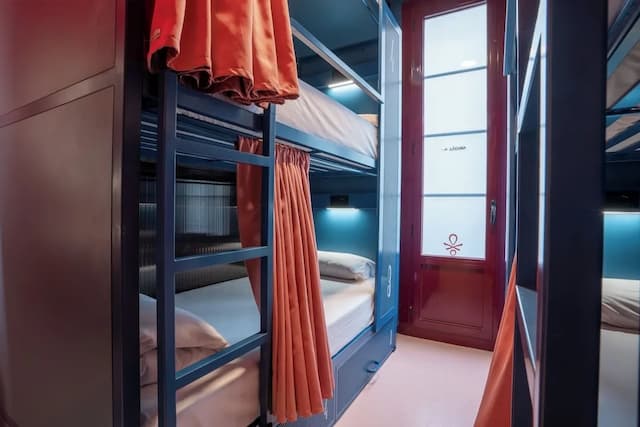 Ideal Youth Hostel-Room with 4 single beds and private bathroom-5