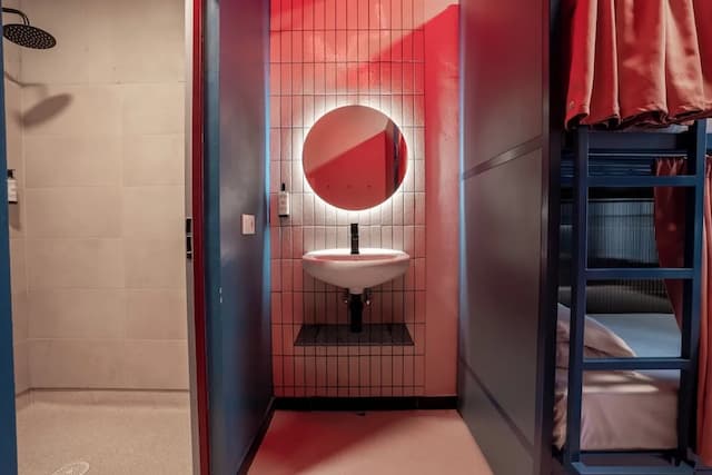 Ideal Youth Hostel-Room with 4 single beds and private bathroom-1