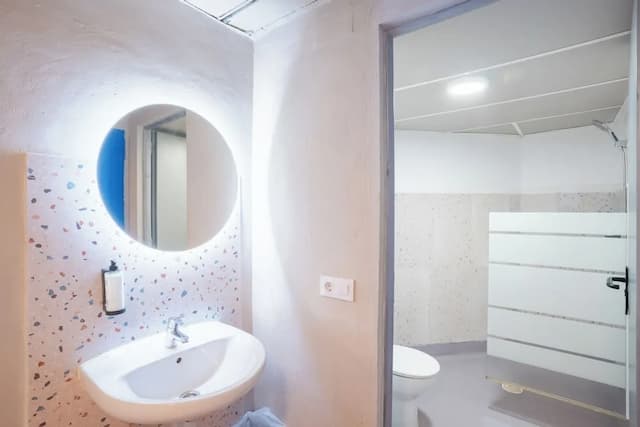 Ideal Youth Hostel-Room with 4 single beds and private bathroom, women only.-3