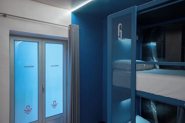 Ideal Youth Hostel-Room with 6 single beds-6