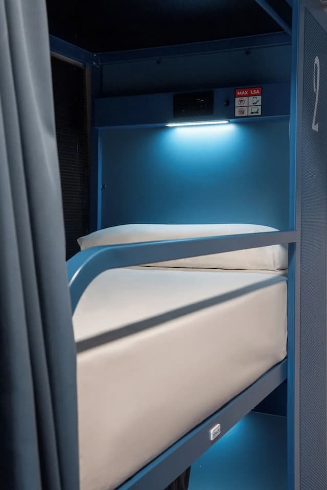 Ideal Youth Hostel-Room with 6 single beds and private bathroom-7