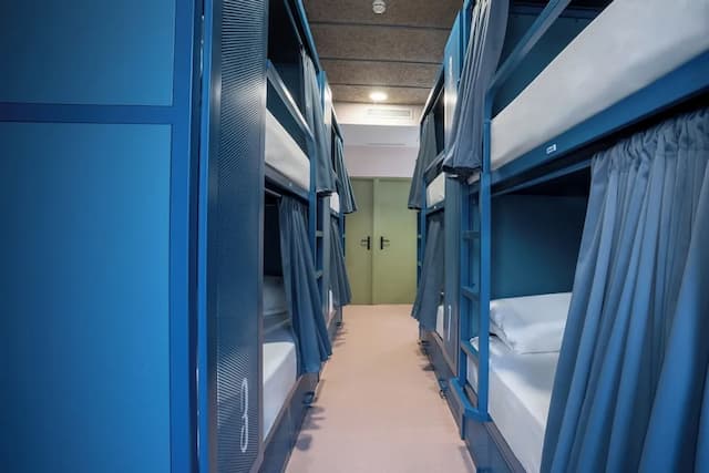 Ideal Youth Hostel-Room with 8 single beds and private bathroom-1