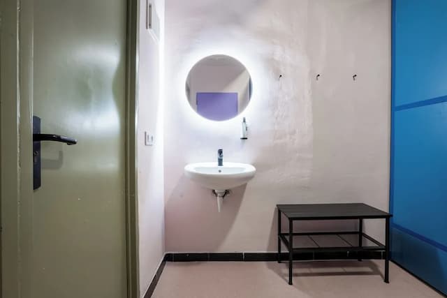 Ideal Youth Hostel-Room with 8 single beds and private bathroom-5