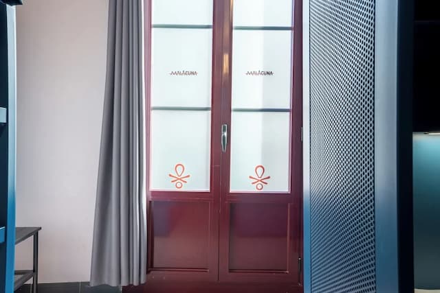 Ideal Youth Hostel-Room with 10 single beds-5