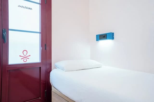 Ideal Youth Hostel-Room with 5 single beds-1