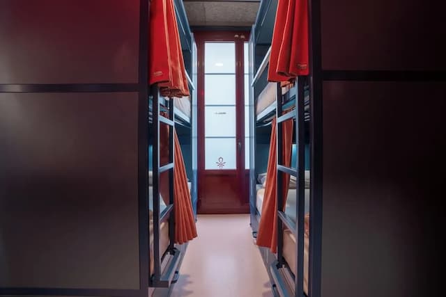 Ideal Youth Hostel-1 bed in 4-Bed Mixed Dormitory Room, with private bathroom-1