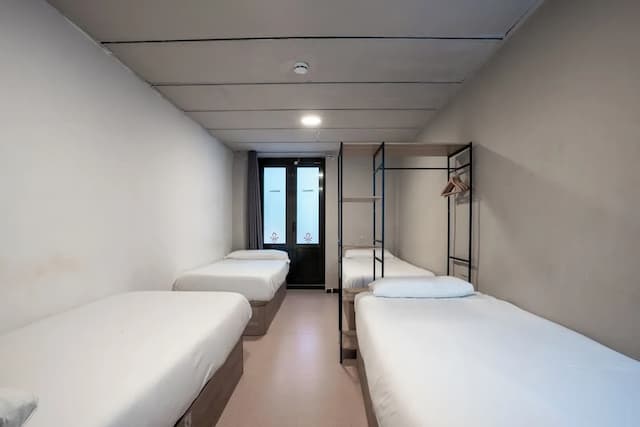 Ideal Youth Hostel-1 bed in 4-Bed Women-Only Dormitory Room, with Private Bathroom-1