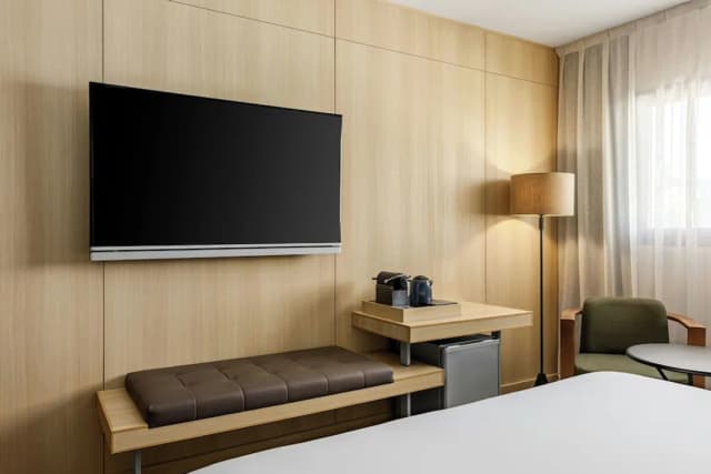 AC Hotel Sants by Marriott-Deluxe Room, 1 King Bed-5