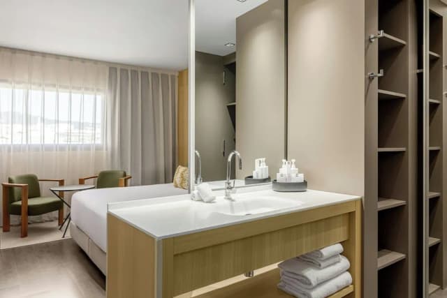 AC Hotel Sants by Marriott-Deluxe Room, 1 King Bed-2