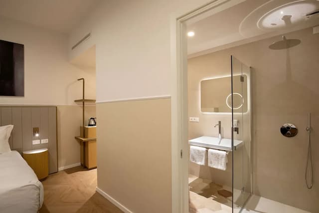 코스모폴리타 호텔 로마, 태피스트리 컬렉션 바이 힐튼-룸, 퀸사이즈침대 1개-7