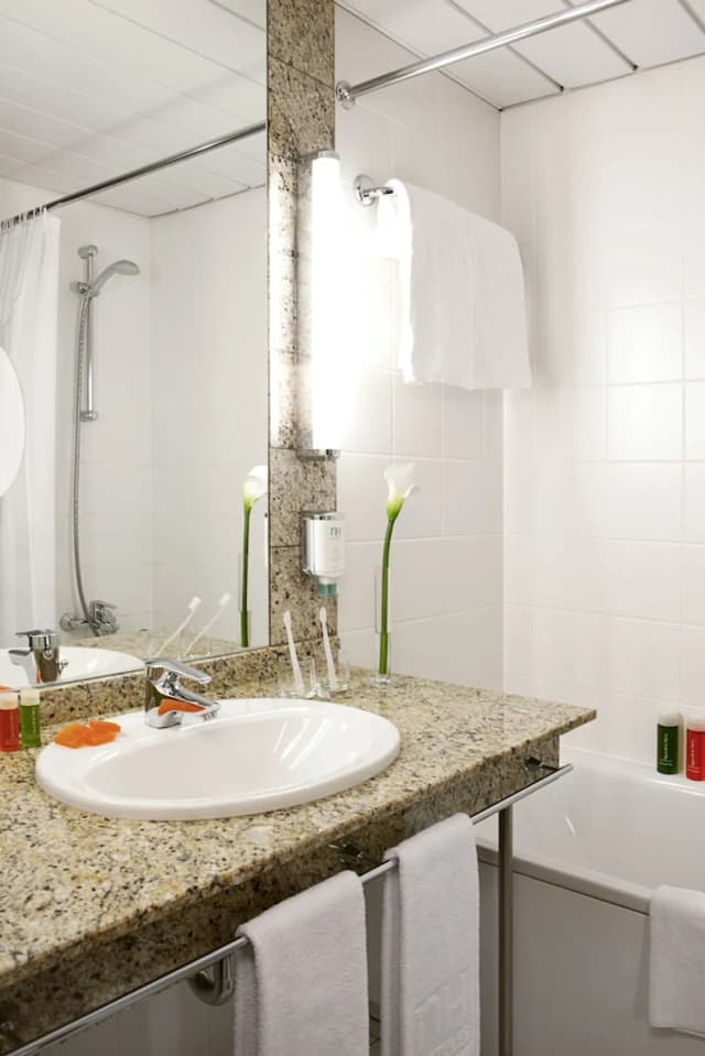 NH München Ost Conference Center-Standard Room (Extra Bed 2 adults + 1 child)-4