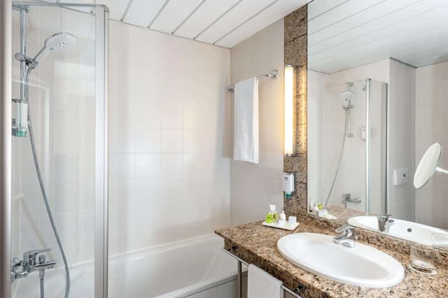 NH München Ost Conference Center-Standard Room (Extra Bed 2 adults + 1 child)-14