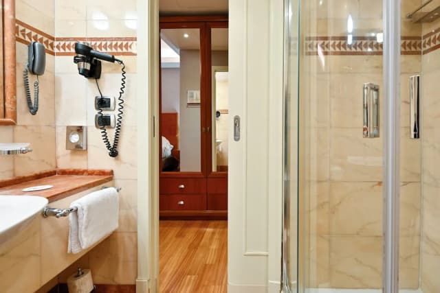 德勒納茲奧尼飯店-三人房-8