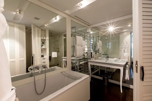 Magna Pars- L'Hotel à Parfum Small Luxury Hotels of the World-Prestige Suite-5