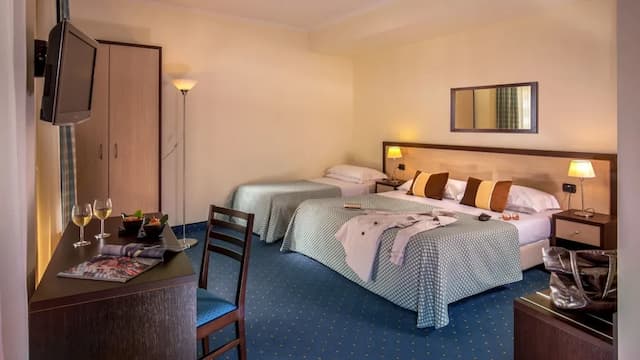 Resort La Rocchetta-Triple Room-1