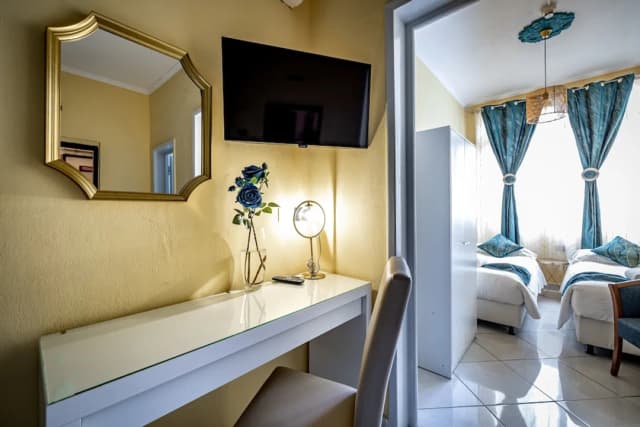 Hotel Veneto Firenze-Deluxe Quadruple Room, 1 Bedroom-2