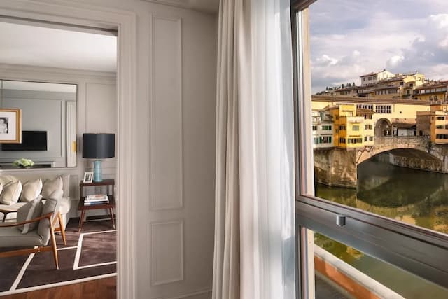 Portrait Firenze - Lungarno Collection-Superior Suite, River View-3