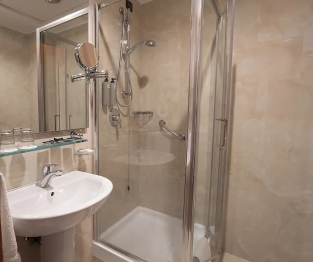 緹貝託大飯店-經典雙床房-7