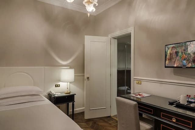 Plaza Hotel Lucchesi-Classic Single Room-2