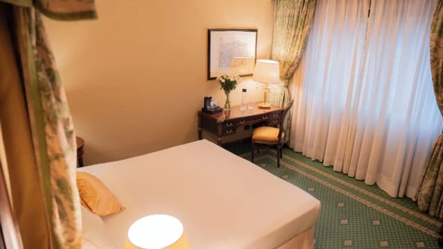 River Château Hotel-Deluxe Double Room-3