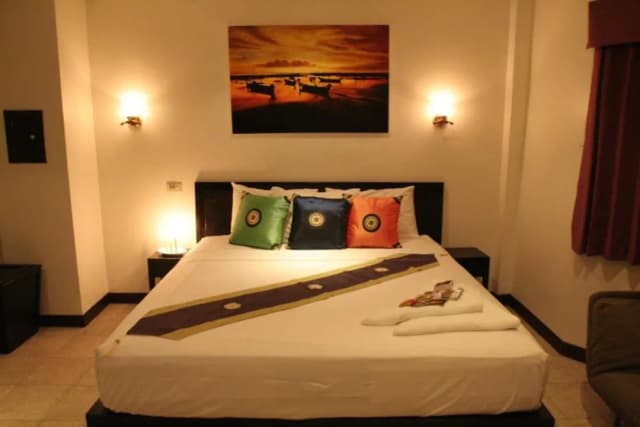 Angus O'Tool's Irish Pub Guesthouse-Superior Room, 1 King Bed-7
