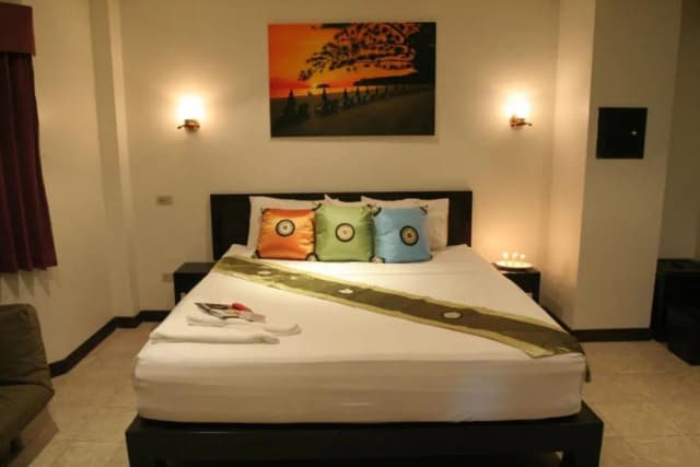 Angus O'Tool's Irish Pub Guesthouse-Superior Room, 1 King Bed-8
