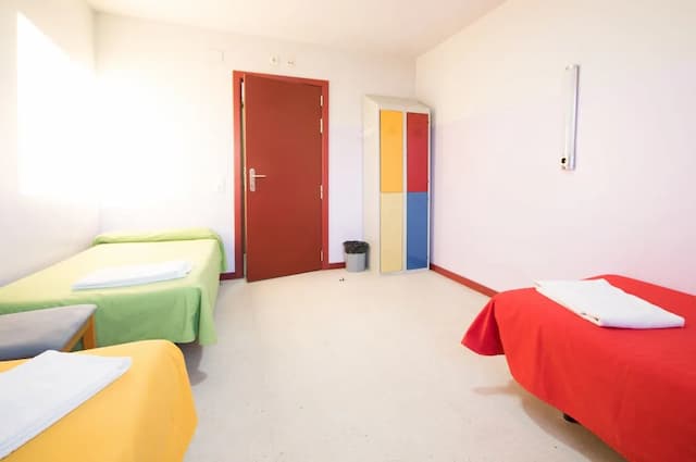 オスタル ウェルカム-トリプルルーム 共用バスルーム-4