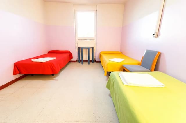 オスタル ウェルカム-トリプルルーム 共用バスルーム-6