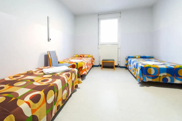 オスタル ウェルカム-トリプルルーム 共用バスルーム-2