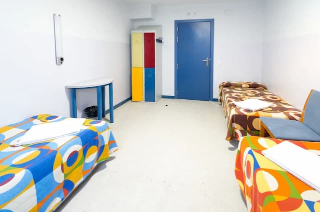 オスタル ウェルカム-トリプルルーム 共用バスルーム-5