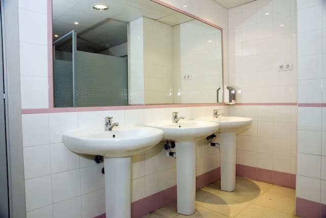 オスタル ウェルカム-トリプルルーム 共用バスルーム-7