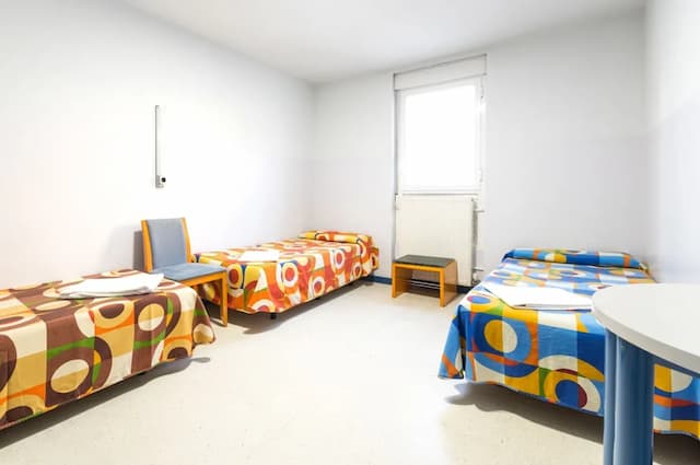 オスタル ウェルカム-トリプルルーム 共用バスルーム-1