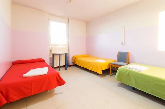 オスタル ウェルカム-トリプルルーム 共用バスルーム-3